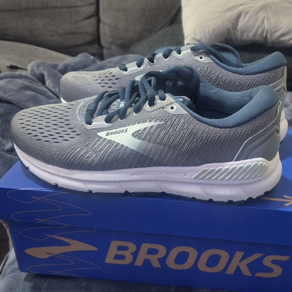 Brooks Addiction GTS 15 Women’s Size 8 Wide Gray Blue Running Shoes NWT